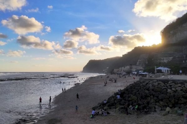 pantai-melasti-ungasan-tersembunyi-di-balik-bukit-kapur-jadi-incaran-foto-prewedding10_700